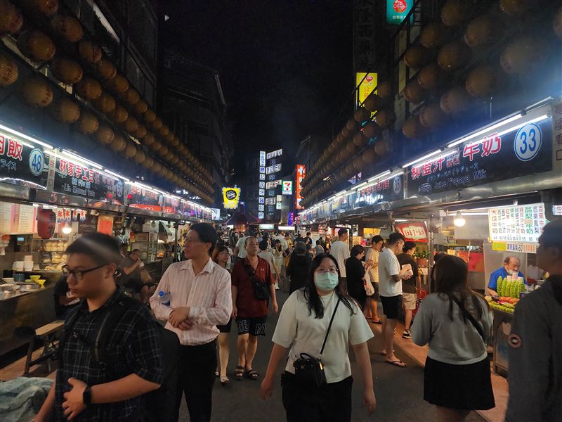 放巴威颱風假!基隆廟口前一晚人變多。19歲少年從美國回來「沒看過台灣颱風」一大早坐在基隆海洋廣場看基隆港。(圖/記者鍾志鵬攝影)