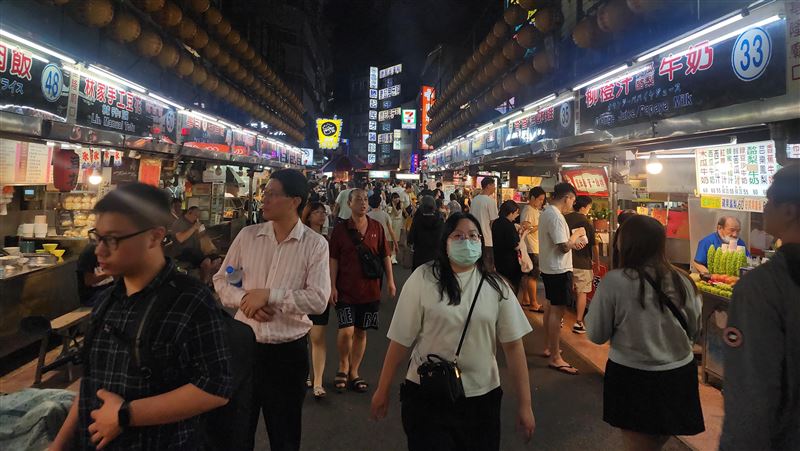 放巴威颱風假!基隆廟口前一晚人變多