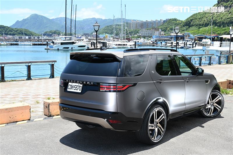 Land Rover Discovery Tempest Edition融合豪華休旅及越野車的特性。(圖/記者鍾釗榛攝影)