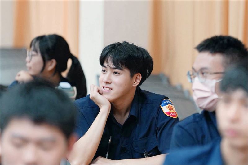 警大實習生降臨高雄!超仙女警、天菜帥哥正面曝光,全網暴動:想被開單。(圖/翻攝高雄市警察局臉書)