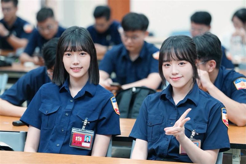 警大實習生降臨高雄!超仙女警、天菜帥哥正面曝光,全網暴動:想被開單。(圖/翻攝高雄市警察局臉書)