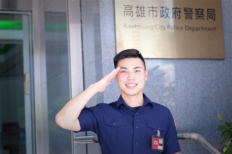警大實習生降臨高雄!超仙女警、天菜帥哥正面曝光,全網暴動:想被開單。(圖/翻攝高雄市警察局臉書)