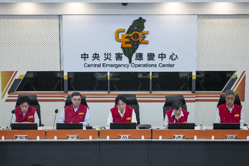 氣象署發布颱風巴威海上陸上颱風警報，總統賴清德（中）10日上午視導中央災害應變中心，與行政院秘書長張惇涵（左）、行政院長卓榮泰（左2）、中央災害應變中心指揮官劉世芳（右2）、農業部長陳駿季（右）等人聽取防災整備簡報