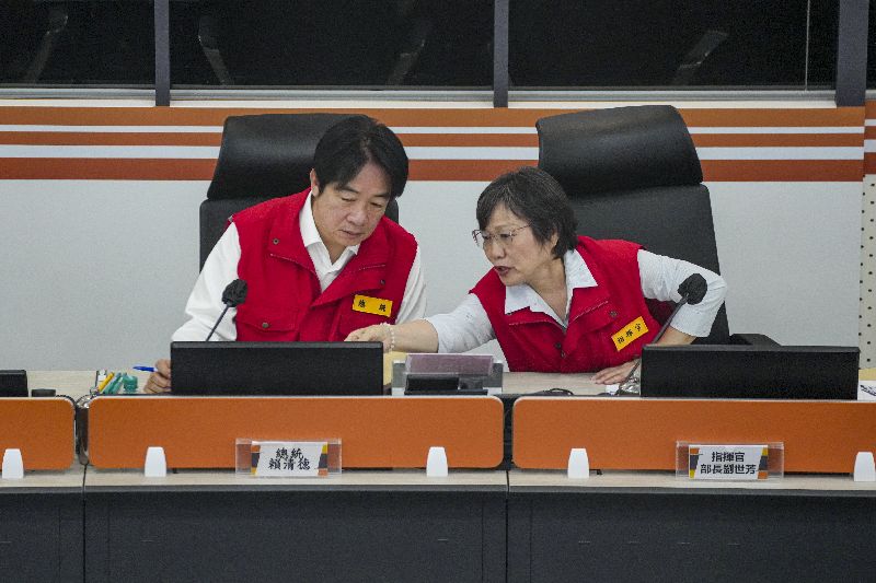 颱風巴威襲台，總統賴清德（左）10日上午視導中央災害應變中心，會中與指揮官劉世芳（右）交換意見