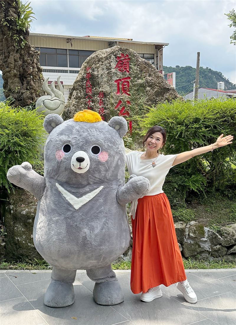 馬毓芬二登關子嶺舞台,帶來馬兆駿經典歌曲傳唱涼夏夜。(圖/交通部觀光署西拉雅國家風景區管理處)