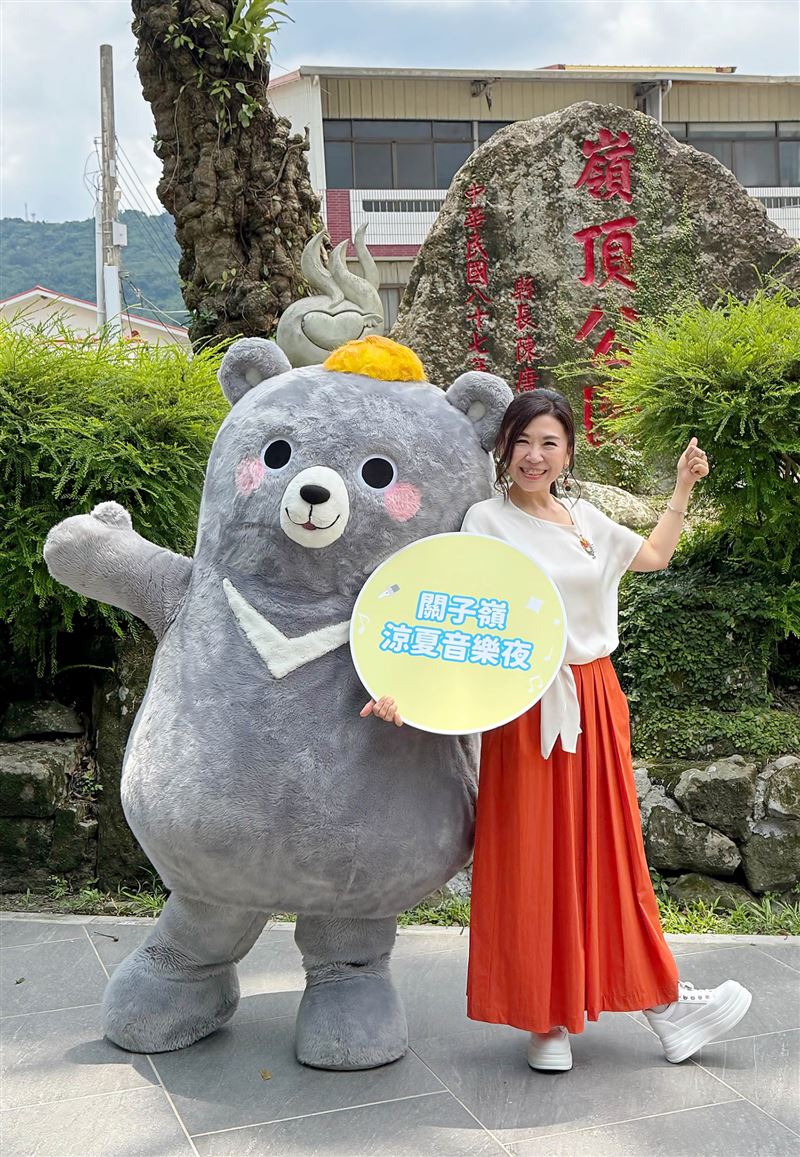 馬毓芬二登關子嶺舞台,帶來馬兆駿經典歌曲傳唱涼夏夜。(圖/交通部觀光署西拉雅國家風景區管理處)