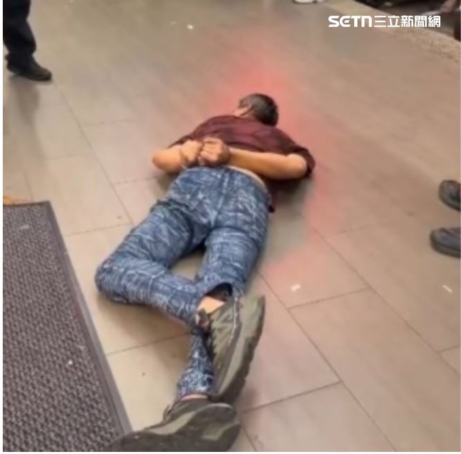 現場圍觀民眾錄下畫面並上傳 Threads 社群，戲稱被壓制趴地的狼狽姿態「直接綠鬣蜥！」（圖/翻攝畫面）