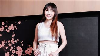 王宥忻為賺錢超慘下場！身體被折成90度
