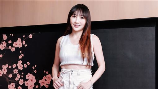 王宥忻為賺錢超慘下場！身體被折成90度