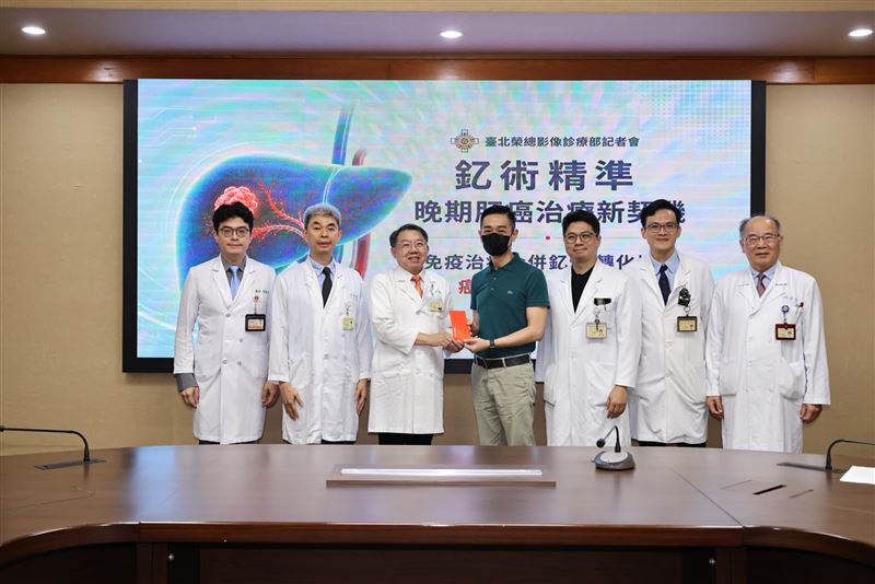 病友董先生(中)與醫療團隊合影。(圖/北榮提供)