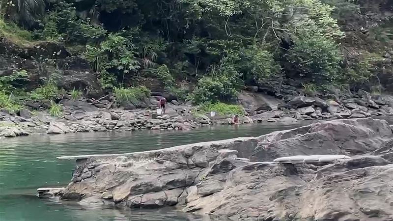 民眾卻不顧自身安危,趁颱風假至烏來野溪泡湯。(圖/翻攝畫面)