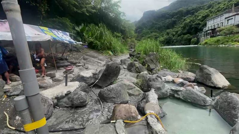 民眾卻不顧自身安危,趁颱風假至烏來野溪泡湯。(圖/翻攝畫面)