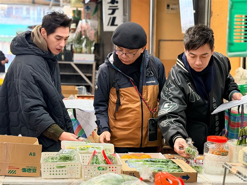 藍正龍（左）跟陳隨意研究食材。（圖／三立提供）