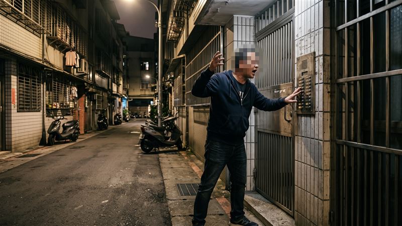 男子因細故不滿女鄰居竟凌晨跑到女方家門外大喊,「給前老闆睡過」還跟對方母親指控「你女兒私生活很亂」。(示意圖/AI生成)