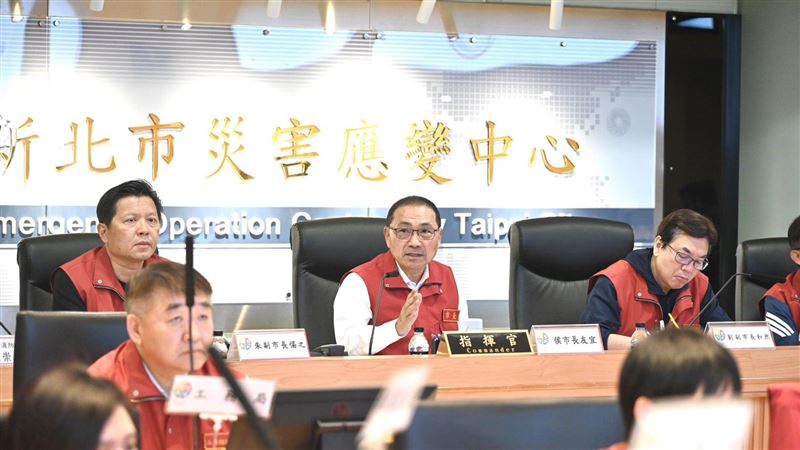 中度颱風巴威來勢洶洶,新北市府嚴陣以待,市長侯友宜坐鎮災害應變中心,並下令針對金山、萬里等高風險區提升戒備。(圖/新北市府提供)