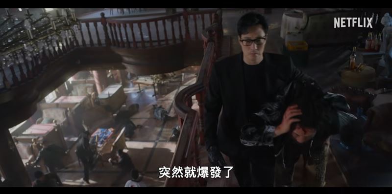 雖然高風險鏡頭由AI完成,但蘇志燮仍為戲接受數個月特種部隊武術訓練,親自完成大量近身打鬥與動作演出。(圖/翻攝自Netflix Taiwan YT)