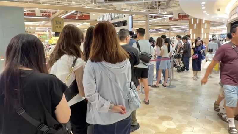 南港LaLaport內人潮不少。（圖／記者蒲世芸攝影）