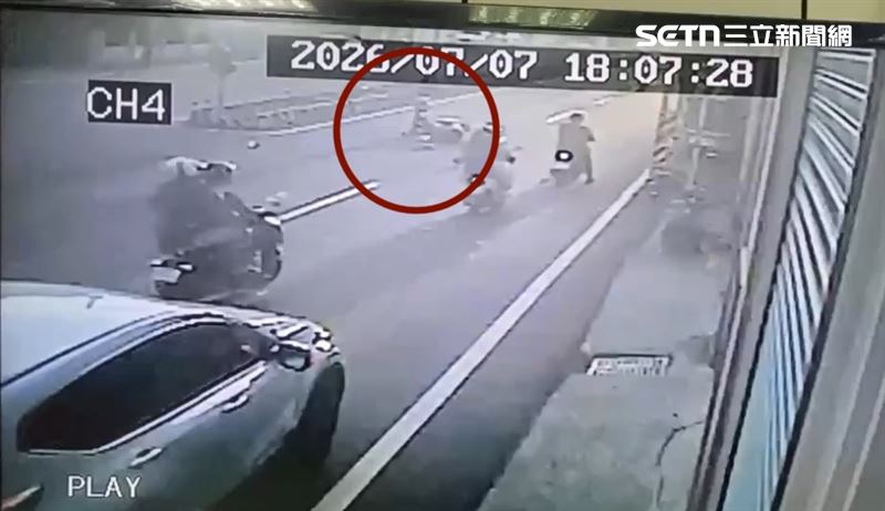 女銀行員下班騎機車返家,行經田中鎮斗中路二段時,大馬路上竟有一條有線電視電纜線離奇垂落。女騎士閃避不及,脖子當場遭電纜線「死死勒住」(圖/翻攝畫面)