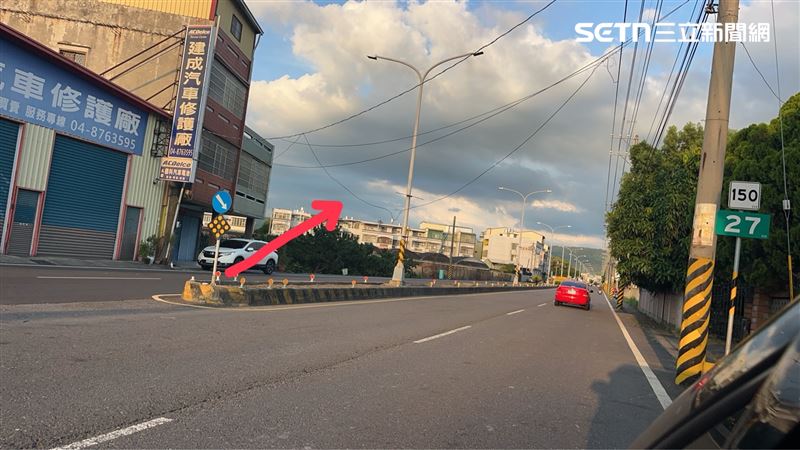 案發前已有電線垂落懸空。當時一名熱心汽車駕駛發現危機,趕緊將車停靠路邊,下車朝迎面而來的機車群「瘋狂揮手警示」,試圖大喊要大家減速。(圖/翻攝畫面)