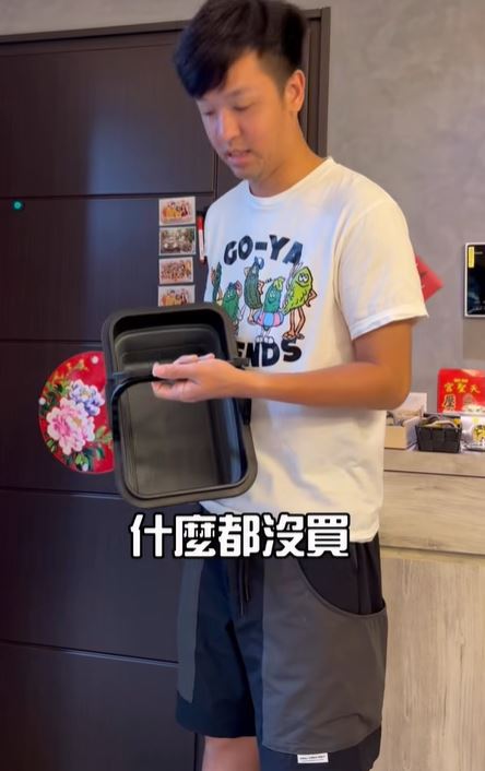 最後香蕉提著空籃子回家。（圖／翻攝自臉書）