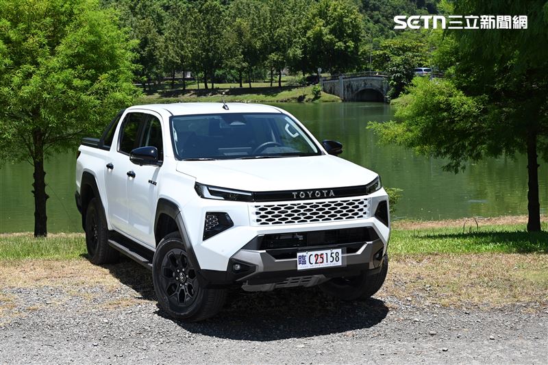 Toyota Hilux結合強悍耐操與舒適表現。(圖/記者鍾釗榛攝影)