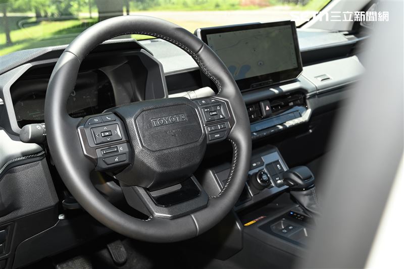 Hilux採電子輔助轉向,方向盤手感明顯變得更輕盈。(圖/記者鍾釗榛攝影)