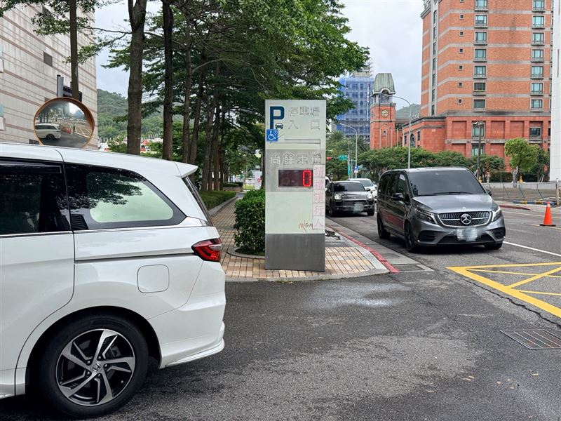 門口等待排隊入場的車龍。（圖／記者蒲世芸攝影）