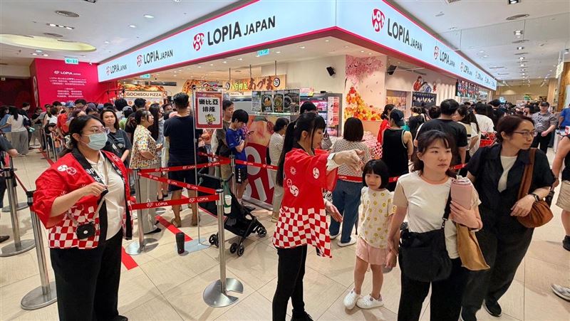 9日才開幕的日系超市「LOPIA」，10日就吸引大批民眾排隊等候。（圖／記者蒲世芸攝影）