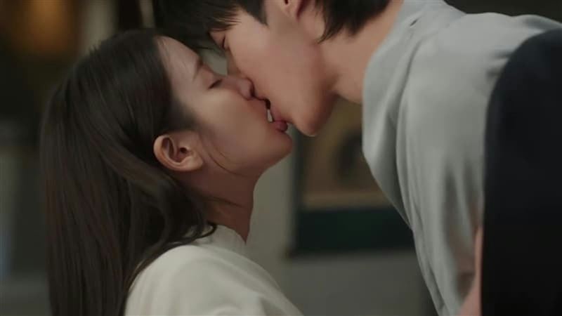 IU與邊佑錫主演《21世紀大君夫人》,其中第10集的「桌上熱吻」橋段最受討論,IU主動獻吻後,邊佑錫接著深情回吻,畫面搭配清楚收錄的親吻音效,播出後迅速成為觀眾熱議片段。(圖/翻攝自網路)