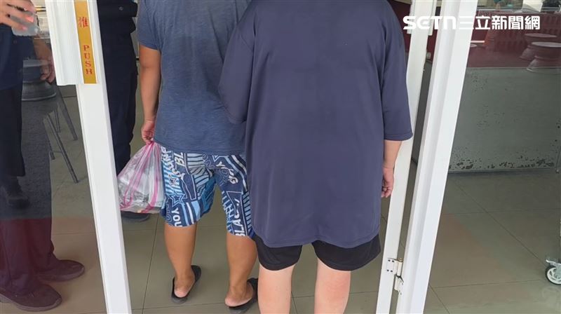 陳女(右)與妹妹(左)長年一同照顧紀女,檢方進行相驗時,手上還提著其藥袋。(圖/記者朱俊傑攝影)