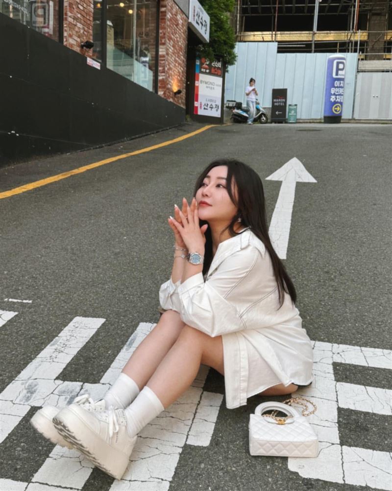 天后闆妹過去多走甜美時尚風格,這次首次舉辦戰鬥陀螺比賽,連9週年慶直播視覺都走牛仔酷帥風。(圖/翻攝天后闆妹臉書)