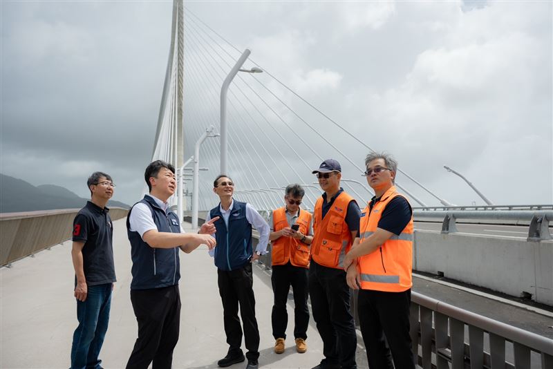 交通部長陳世凱10日前往淡江大橋橋梁管理中心視察防颱整備時表示,這次巴威屬西北颱,對北海岸風力影響相當大。(圖/交通部公路局提供)