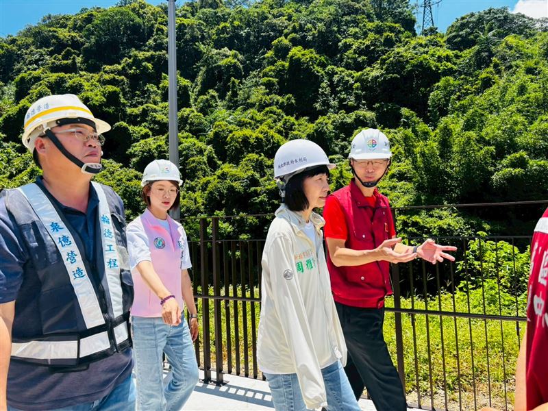 颱風巴威逼近,蔡美華走訪選區關心防颱整備與災防措施。(圖/蔡美華辦公室提供)