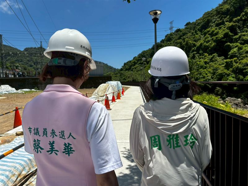 颱風巴威逼近,蔡美華走訪選區關心防颱整備與災防措施。(圖/蔡美華辦公室提供)