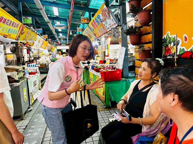 颱風巴威逼近,蔡美華走訪選區關心防颱整備與災防措施。(圖/蔡美華辦公室提供)