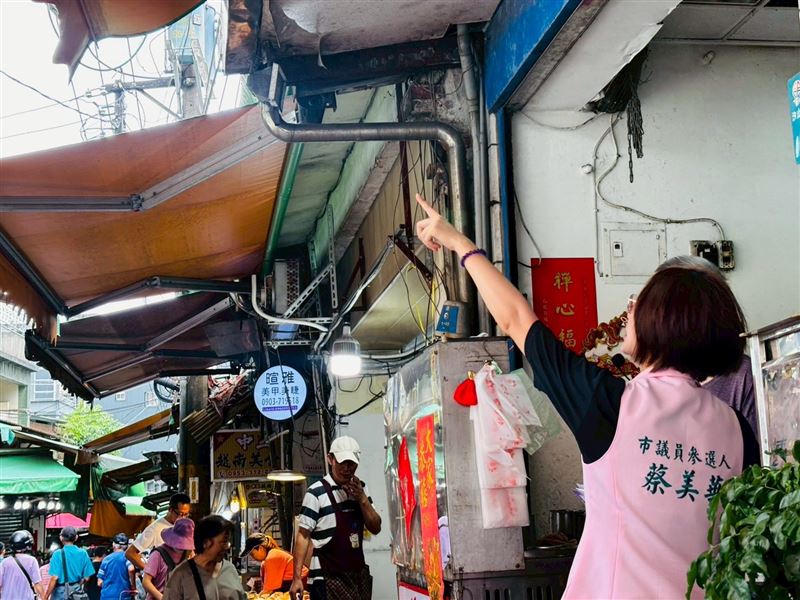 颱風巴威逼近,蔡美華走訪選區關心防颱整備與災防措施。(圖/蔡美華辦公室提供)