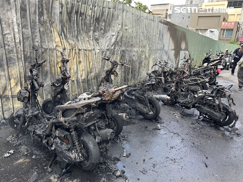 台中中友百貨旁空地發生廢棄物火警,大火燒毀11輛機車。(圖/翻攝畫面)