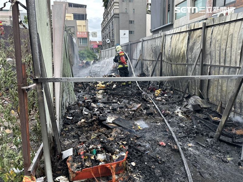 台中中友百貨旁空地發生廢棄物火警,大火燒毀11輛機車。(圖/翻攝畫面)