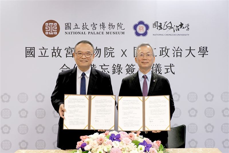 政治大學校長李蔡彥(右)與故宮博物院院長蕭宗煌(左)代表簽署合作備忘錄(MOU)。(圖/故宮提供)