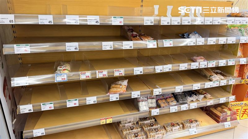 颱風巴威來襲,超市、賣場許多物品都搶購一空、貨架空蕩蕩。(圖/記者許雅惠攝影)