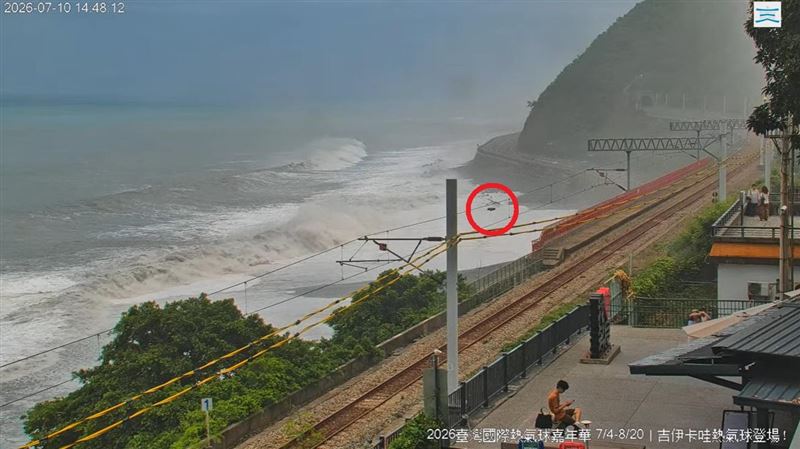 在多良車站直播畫面中,不少觀看者驚見一架無人機飛到靠近鐵路電線。(圖/翻攝自YT@Amazing Taitung 台東就醬玩)