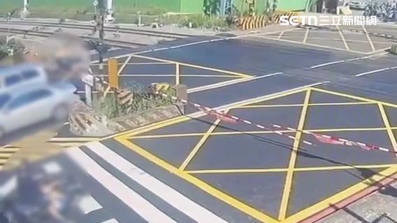 桃園女騎士跟前車太近,結果卡在平交道動彈不得。(圖/翻攝畫面)
