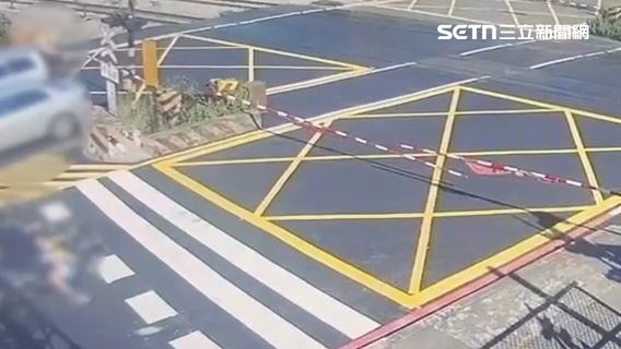 桃園女騎士跟前車太近,結果卡在平交道動彈不得。(圖/翻攝畫面)