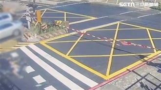 跟車太緊卡平交道　女騎士抬高遮斷桿慘了