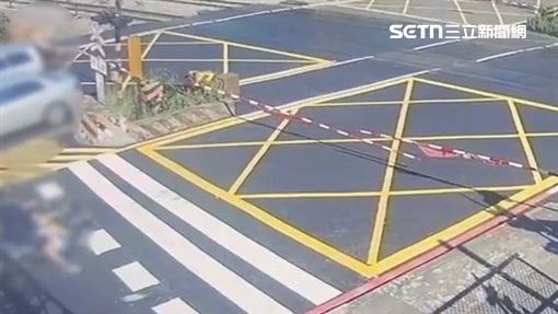 跟車太緊卡平交道　女騎士抬高遮斷桿慘了