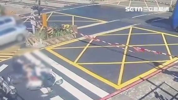 桃園女騎士跟前車太近,結果卡在平交道動彈不得。(圖/翻攝畫面)