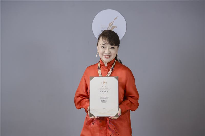 傳奇影星翁倩玉以《陽光女子合唱團》榮獲最佳女演員。(圖/台灣影評人協會提供)