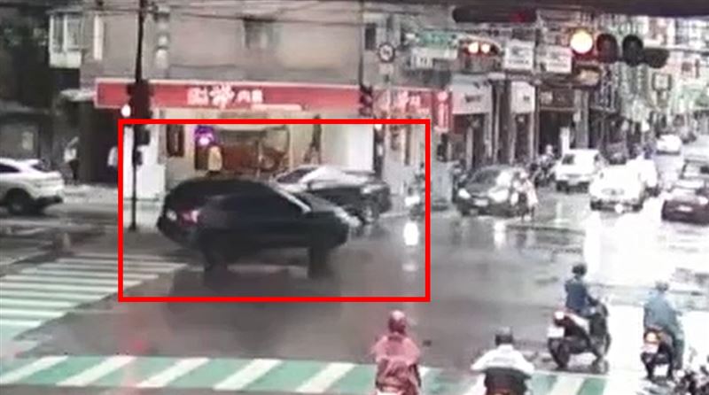 周翁開車A到分隔島瞬間。(圖/翻攝畫面)