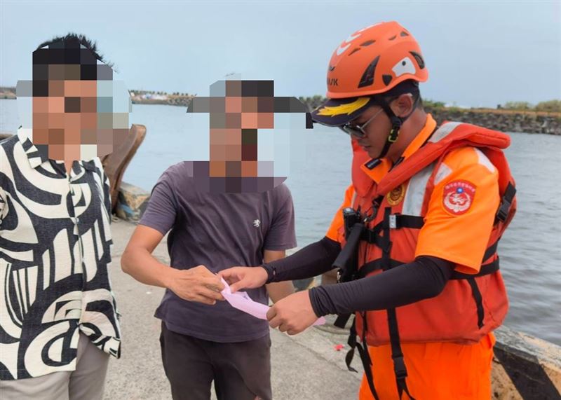 截至下午為止,海巡署已開出11張罰單。(圖/海巡署提供)