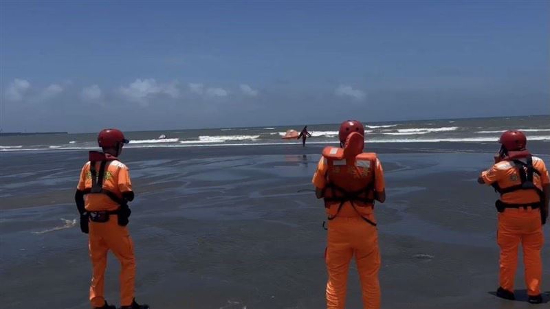 海巡隊前往岸邊警戒。(圖/海巡署提供)